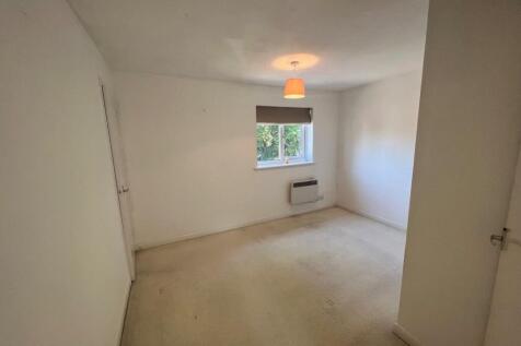 Rosehip Way, Lychpit, RG24 photo 4