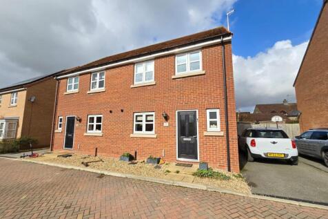 3-bed semi-detached on 29 Fenton Drive, West Ayton, Scarborough, £1,150/mo