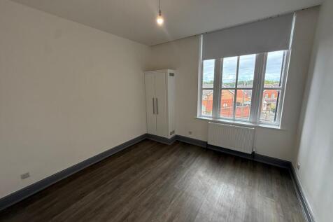 Unfurnished 1-bedroom flat in the popular Princes Road Development. Close to the city centre, Brunswick & Liverpool Central Train Stations. Includes 24/7 maintenance and reduced deposit option. Secure
