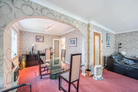 Living Room/Dining Room: