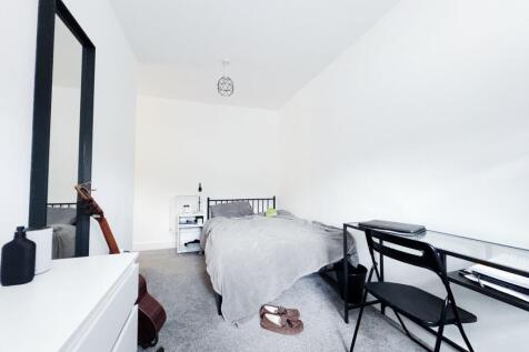 Bright, simply furnished double bedroom with a ...