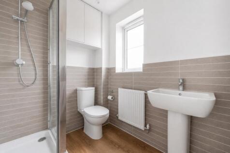 Reeves Drive - showerroom.jpg