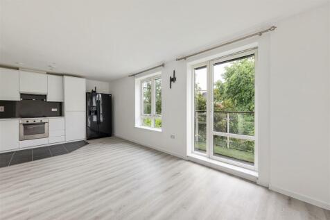 London, E18 - property photo