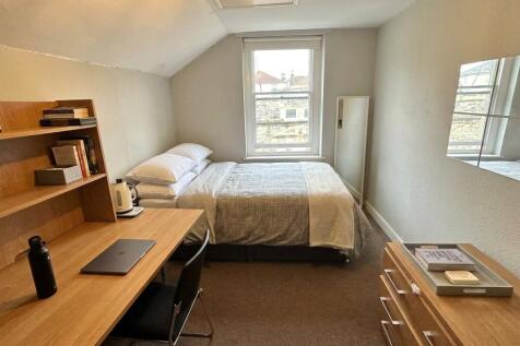 6-bed flat on Chandos Road, Redland, Bristol, BS6, £4,950/mo