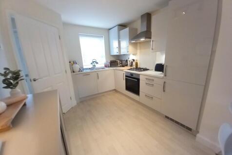OPEN PLAN LOUNGE AND KITCHEN