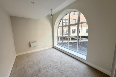 1-bed flat on Sovereign Court, High Street, Hull, £775/mo