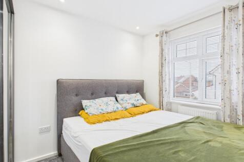 CAM03729G0-PR0132-STILL028