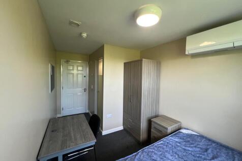 Well-appointed single bedroom with a study desk...