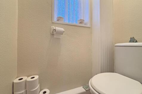 Goodwin Avenue 15 - WC.jpg