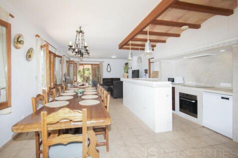 SPECTACULAR VILLA WITH LARGE TERRAIN