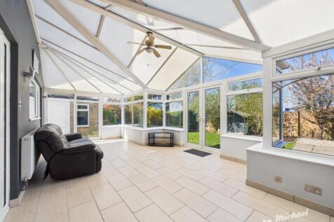 CAM03218G0-PR0592-STILL010