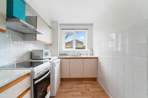 Britten Close, E15