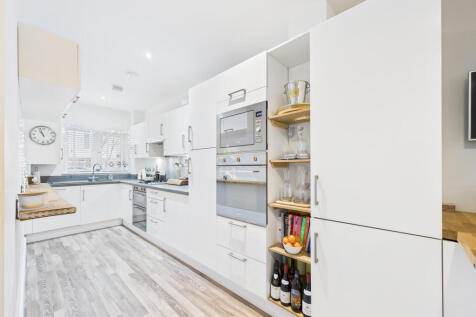 CAM01354G0-PR0629-STILL017