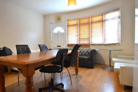 Harvest Road, Englefield Green photo 3