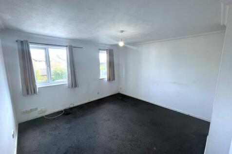 Lowry Drive, Houghton Regis, Central Bedfordshire photo 3