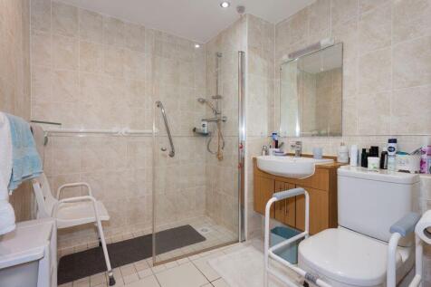 EN-SUITE SHOWER ROOM