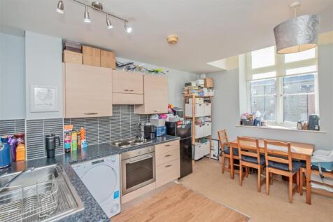Open Plan Living Room / Dining Area / Fitted Kitch