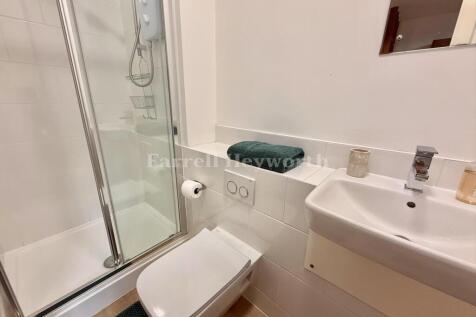 Flat 1 ensuite