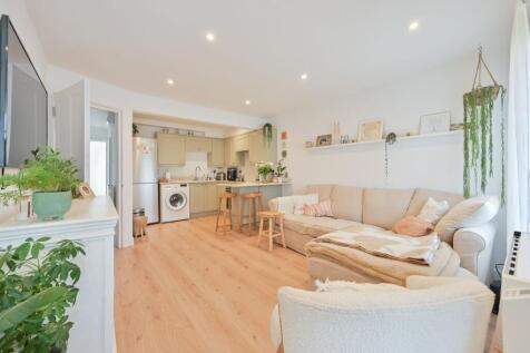 Chiltern Avenue, Bushey, WD23 photo 4