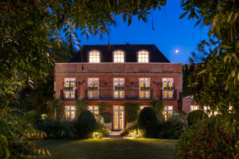 10 bed, 10 bath Detached in London - Photo 3