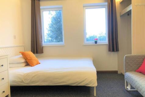 Bright and welcoming double bedroom featuring c...