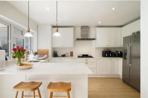 Fitted kitchen with matching breakfast bar