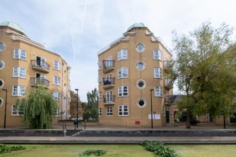 A delightful two bedroom flat to rent in this popular development close to Canada Water