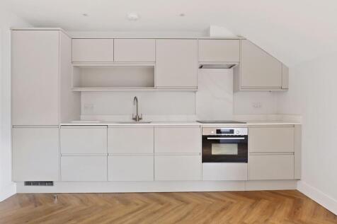 4. KITCHEN.JPG