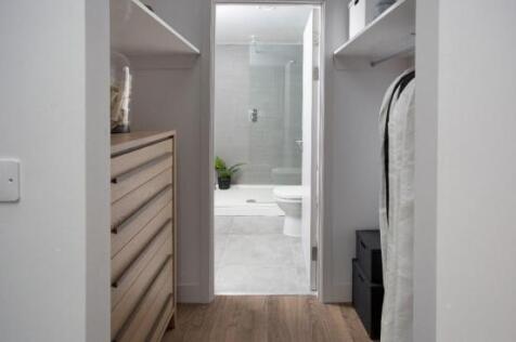walk-in wardrobe 