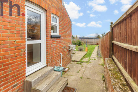 Side Access to Rear Garden