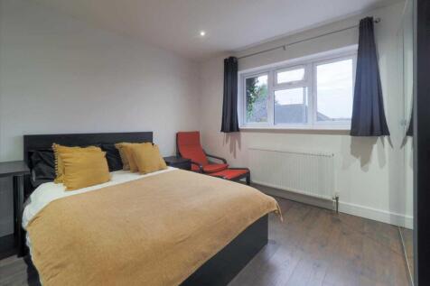 1-bed flat on Sandymount Avenue, Room 1, Stanmore, £1,050/mo