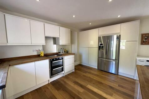 Extensive Kitchen Space 314