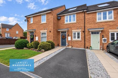 Beautiful Two Bedroom Town House with Driveway