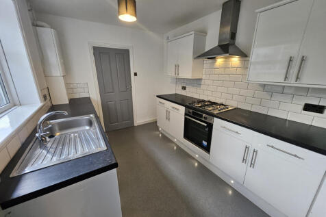 Impressive three bedroom modernised family home t