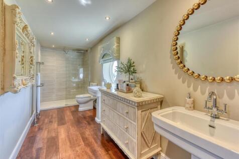 Dingle Cottage-bathroom.jpg