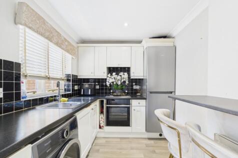 CAM01909G0-PR0296-STILL007