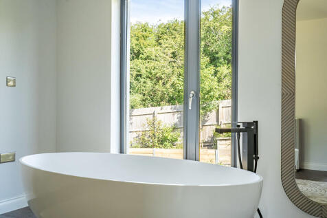 Ensuite Bathroom/...