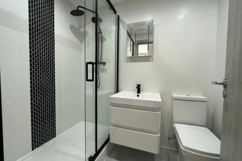 SHOWER ROOM.jpg