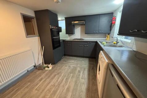 5-bed semi-detached on Eastern Avenue, Reading, £3,000/mo