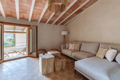 Beautifully renovated village house in the center of Alaró