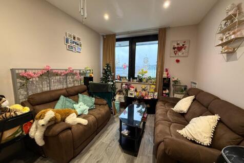 Quilters Way, Stoke Mandeville, AYLESBURY photo 4