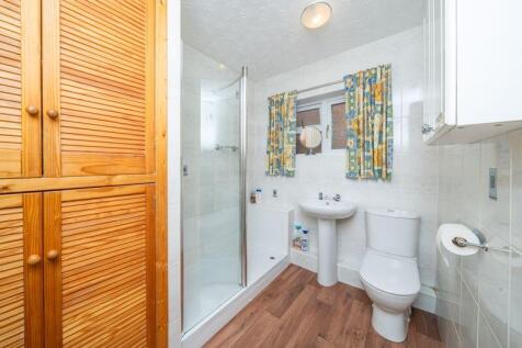 GROUND FLOOR SHOWER ROOM