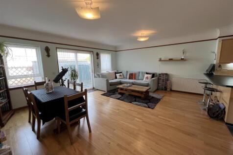 OPEN PLAN LOUNGE/DINING KITCHEN