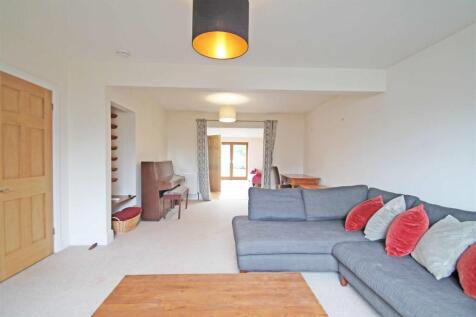 4-bed semi-detached on Elm Drive, Hove BN3, £2,600/mo