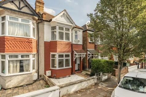 Ideal for a family or professional sharers this four bedroom semi-detached house has a large living area ideal to entertain guests and a private patio garden to enjoy this summer.