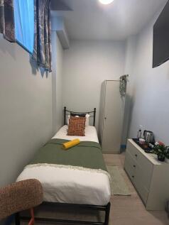 Neat single bedroom with a comfortable single b...