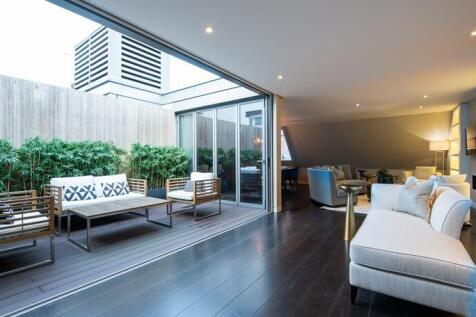 Reception room leading onto the terrace 