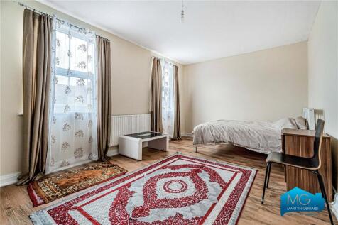 Bowes Road, London, N11 photo 4