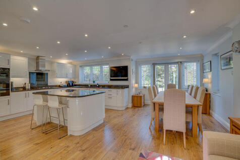 Kitchen/Dining/Family room Pic 2