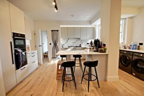 48 Wildcroft Manor - Kitchen-window